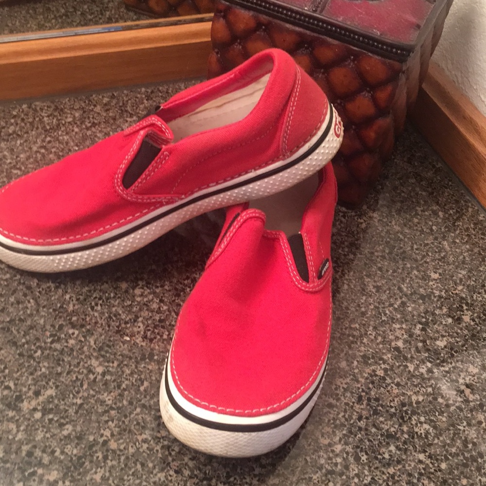 Crocs tennis shoe